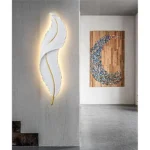 ابليك جداري ريش جداري طراز حديث ابيض مقاس وسط لون الانارة اصفر طول 62 *العرض 16 سم