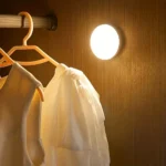 ⁦لمبة بالشحن كشاف دواليب دائري تعمل بالحساس لخزانة ليلة لغرفة النوم و خزانة المنزل الإضاءة لون إنارة ابيض و لون الاضاءة اصفر القدرة 3 واط مقاس قطر 8.5 سم⁩ - الصورة ⁦7⁩