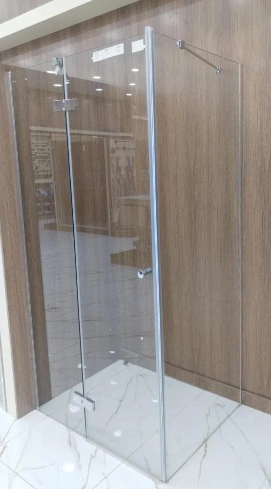 305e8cc7-9bd8-4c05-9523-8b47d89132d1-555x1000-IBbL8HkYPrQV9URpADvrr1dlb6aXMFyy75skGv9o ستارة مربع زاوية شفاف مفصلات سماكة ٦ ملم بدون شاور - الصورة 1