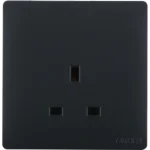 ⁦فيش ثلاثي 13 امبير لون اسود بيانو⁩ - الصورة ⁦3⁩