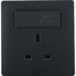 فيش ثلاثي مع منفذ يو اس بي USB ابوغطاء لون اسود بيانو