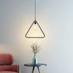 إنارة معلقة شكل مثلث خامة استيل قوية لون اسود فاخر بتصميم عصري