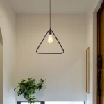 ⁦إنارة معلقة شكل مثلث خامة استيل قوية لون اسود فاخر بتصميم عصري⁩ - الصورة ⁦2⁩