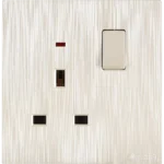 فيش ثلاثي مع مفتاح 13 امبير لون بيانو لولي