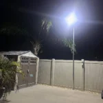 ⁦كشاف شوارع لون الانارة ابيض طاقة شمسية مع ريموت تحكم مزود بحساس ضوء 500 واط⁩ - الصورة ⁦2⁩