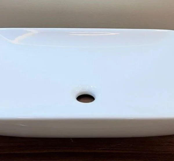 حوض ابيض مستطيل فوق الرخام