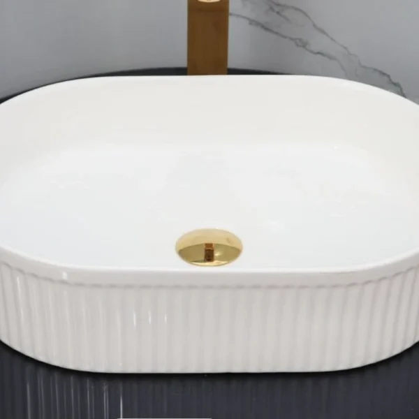 حوض ابيض فوق الرخام بنقشه مستطيل