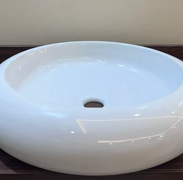 حوض بيصاوي ابيض فوق الرخام مدور