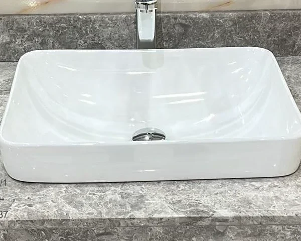 حوض ابيض رخام مستطيل فوق الرخام